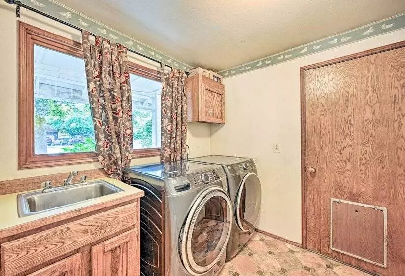 Family Friendly Redmond Home W/ Spacious Deck