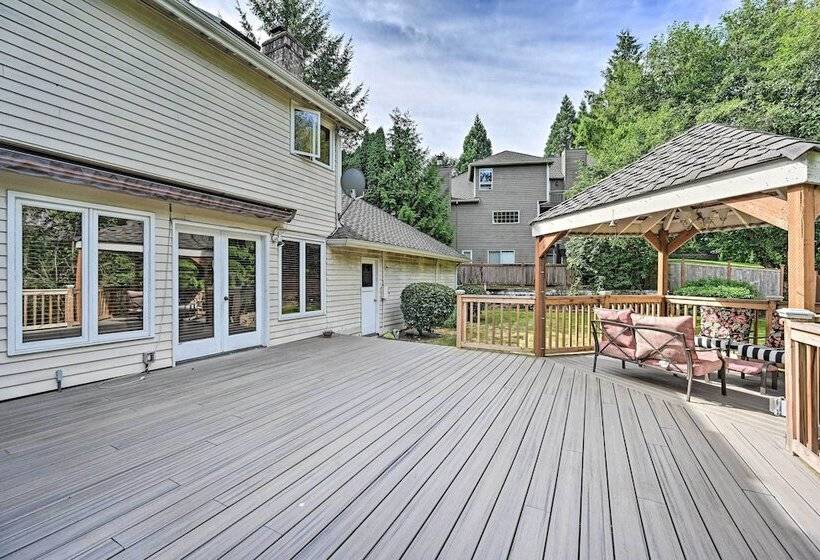 Family Friendly Redmond Home W/ Spacious Deck