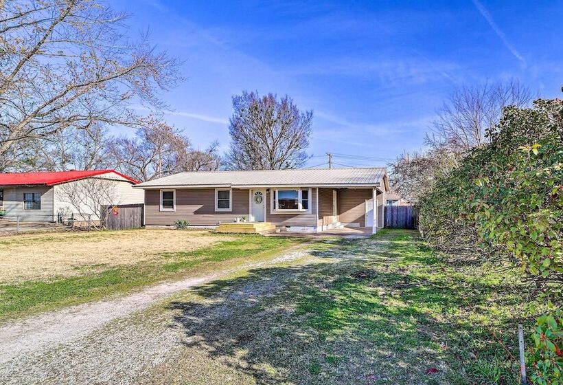 Family Friendly Sallisaw Home W/ Large Yard!