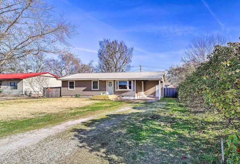 Family Friendly Sallisaw Home W/ Large Yard!