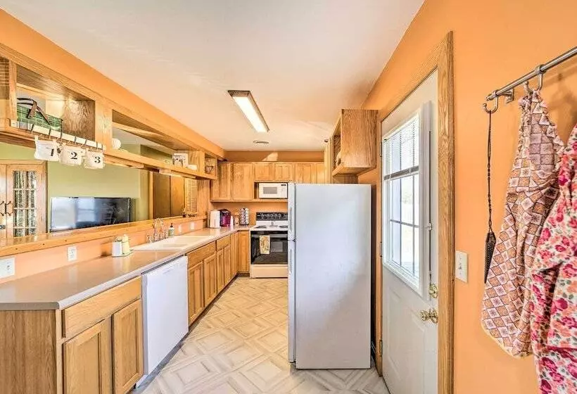 Family Friendly Sallisaw Home W/ Large Yard!