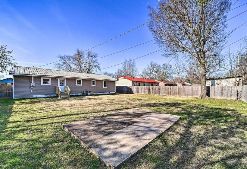 Family Friendly Sallisaw Home W/ Large Yard!