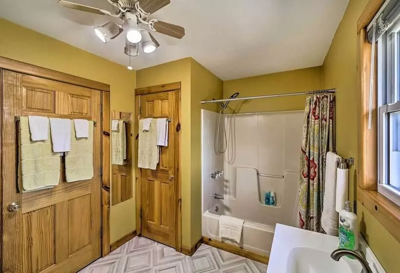 Family Friendly Sallisaw Home W/ Large Yard!