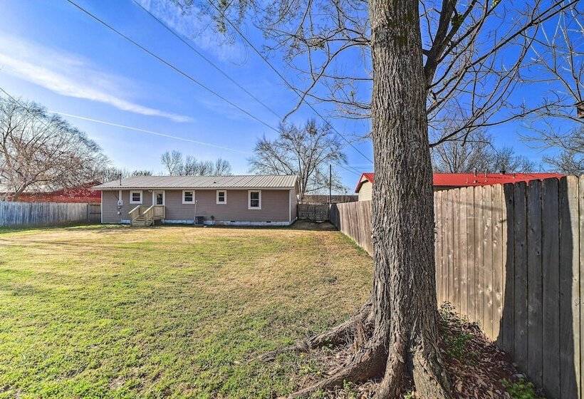 Family Friendly Sallisaw Home W/ Large Yard!