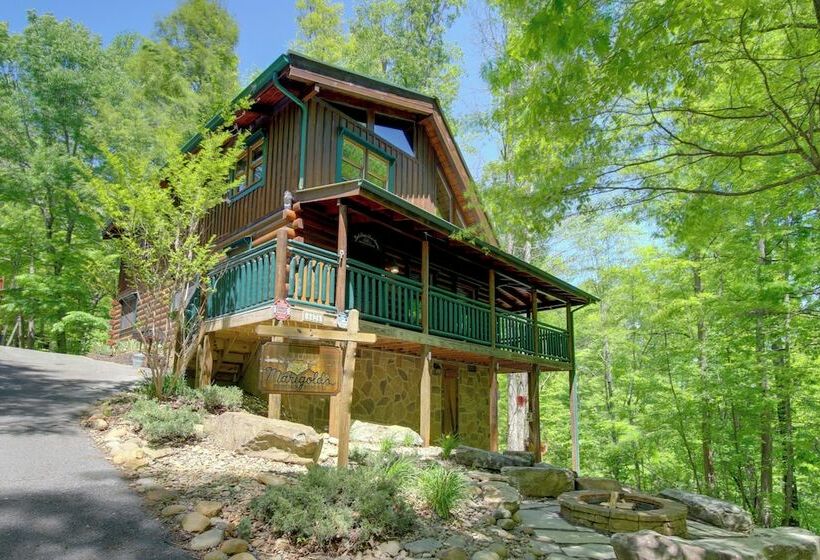 Gatlinburg Family Cabin W/ Private Hot Tub + Deck!