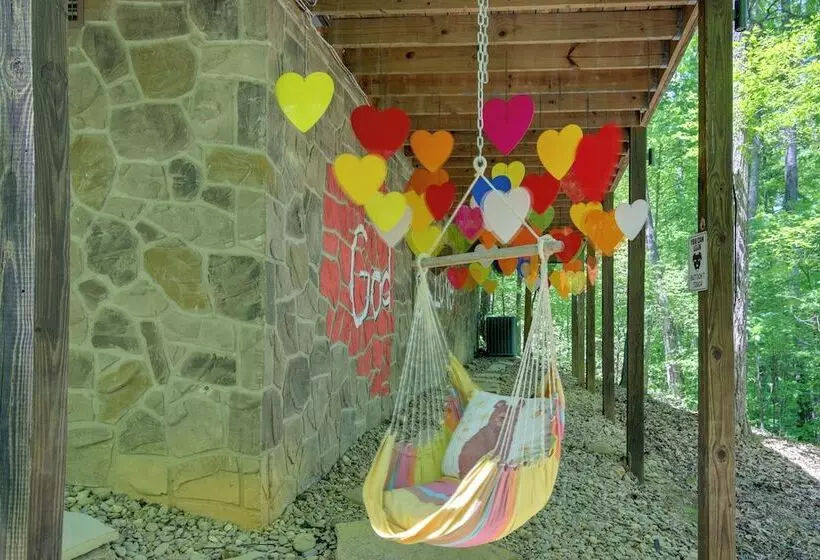Gatlinburg Family Cabin W/ Private Hot Tub + Deck!