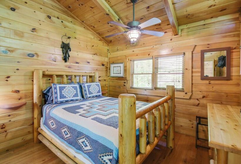 Gatlinburg Family Cabin W/ Private Hot Tub + Deck!