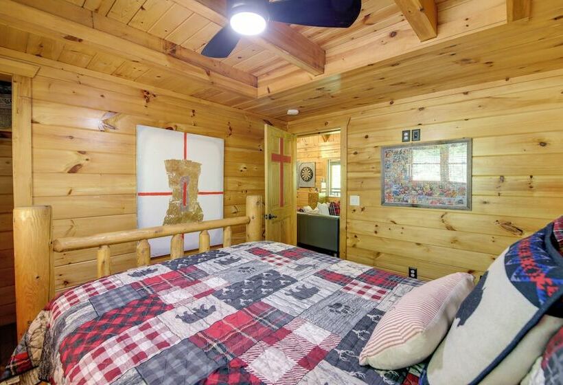 Gatlinburg Family Cabin W/ Private Hot Tub + Deck!