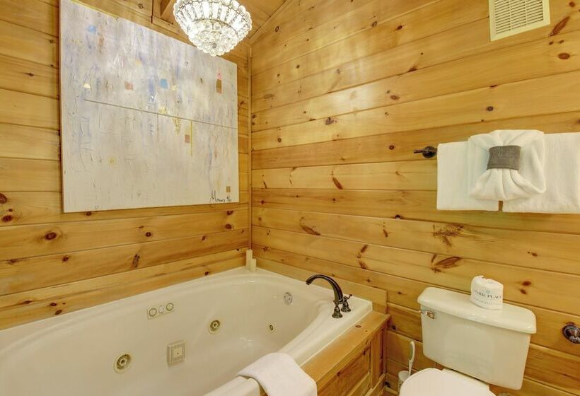 Gatlinburg Family Cabin W/ Private Hot Tub + Deck!