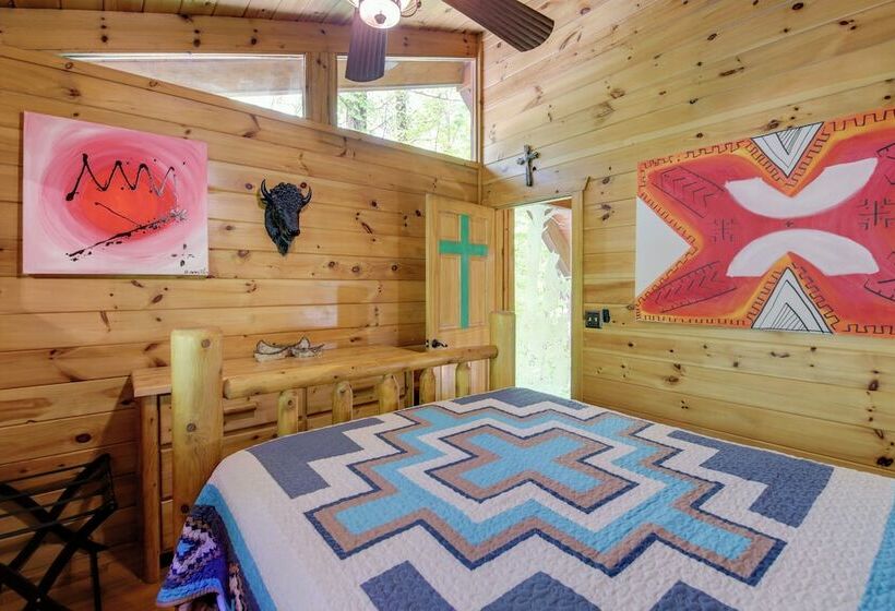 Gatlinburg Family Cabin W/ Private Hot Tub + Deck!