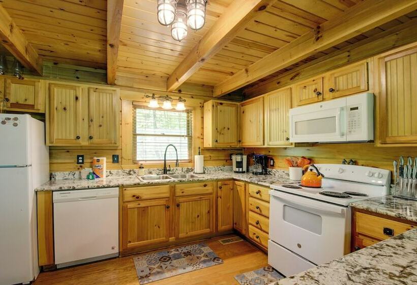Gatlinburg Family Cabin W/ Private Hot Tub + Deck!