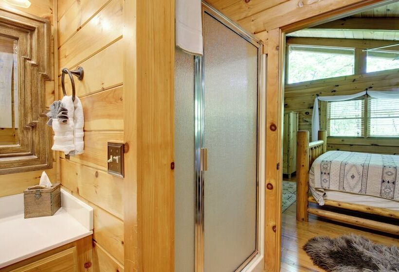 Gatlinburg Family Cabin W/ Private Hot Tub + Deck!