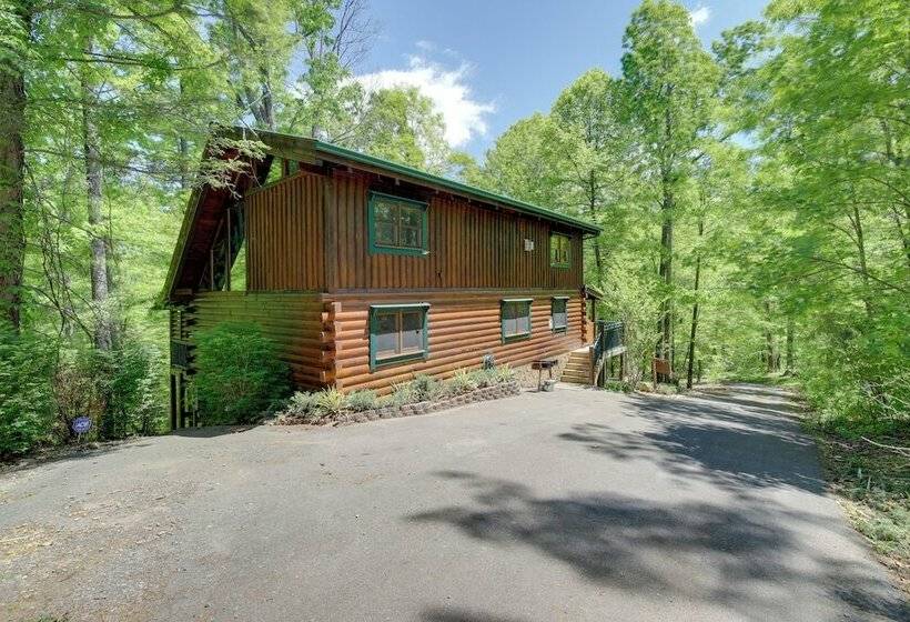 Gatlinburg Family Cabin W/ Private Hot Tub + Deck!