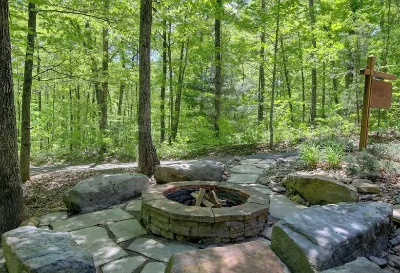 Gatlinburg Family Cabin W/ Private Hot Tub + Deck!