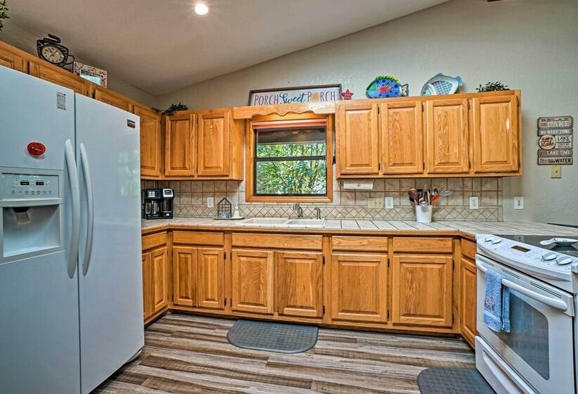 Home W/ Large Deck On Table Rock Lake!