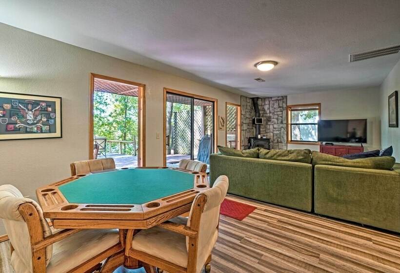 Home W/ Large Deck On Table Rock Lake!