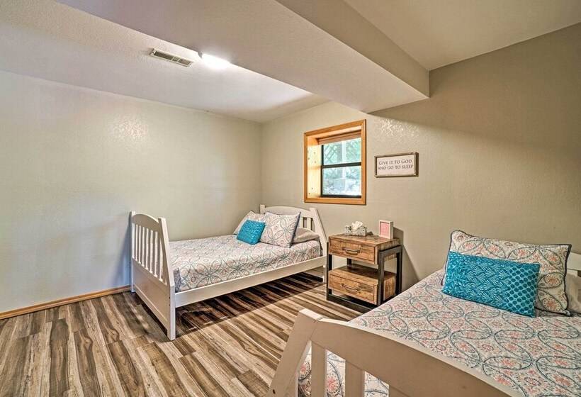 Home W/ Large Deck On Table Rock Lake!