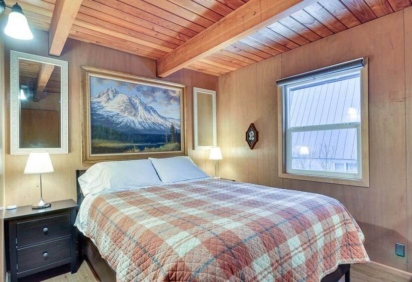 Inviting Mt. Hood Cabin W/ Porch: 1 Mi To Skibowl!