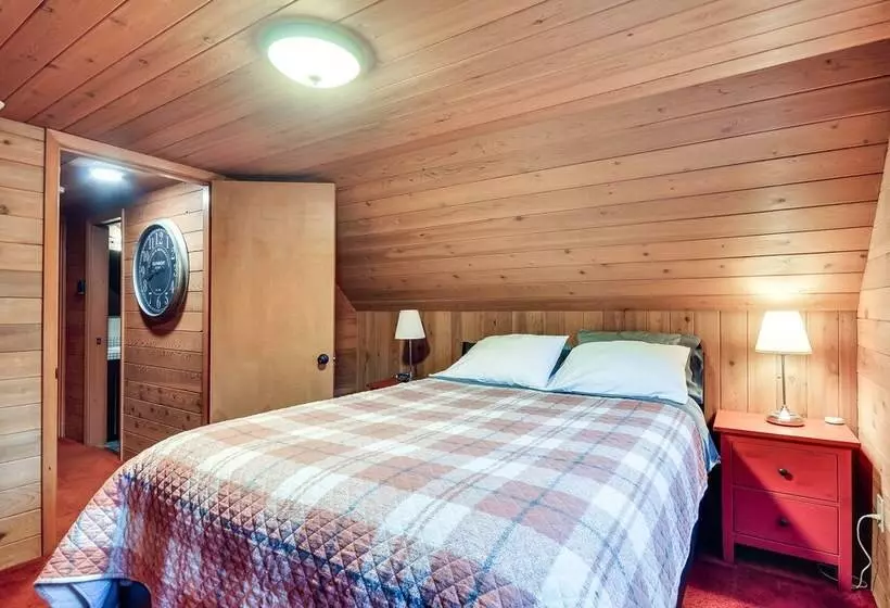 Inviting Mt. Hood Cabin W/ Porch: 1 Mi To Skibowl!