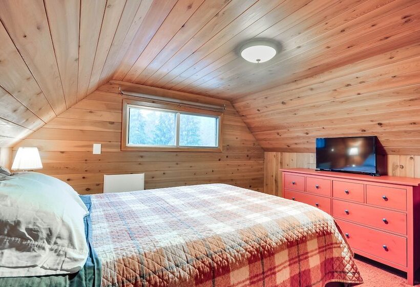 Inviting Mt. Hood Cabin W/ Porch: 1 Mi To Skibowl!