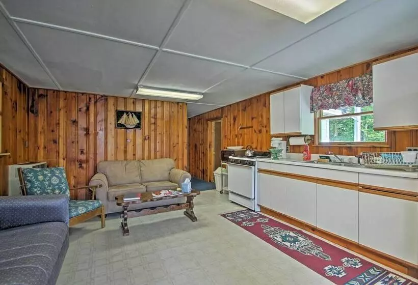 Lake Stinson Cottage W/ Sunroom & Shared Dock!