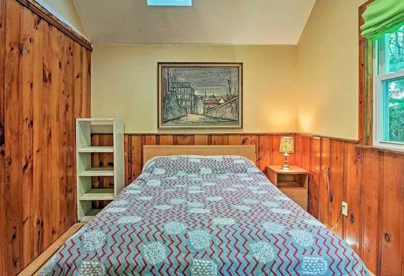 Lake Stinson Cottage W/ Sunroom & Shared Dock!