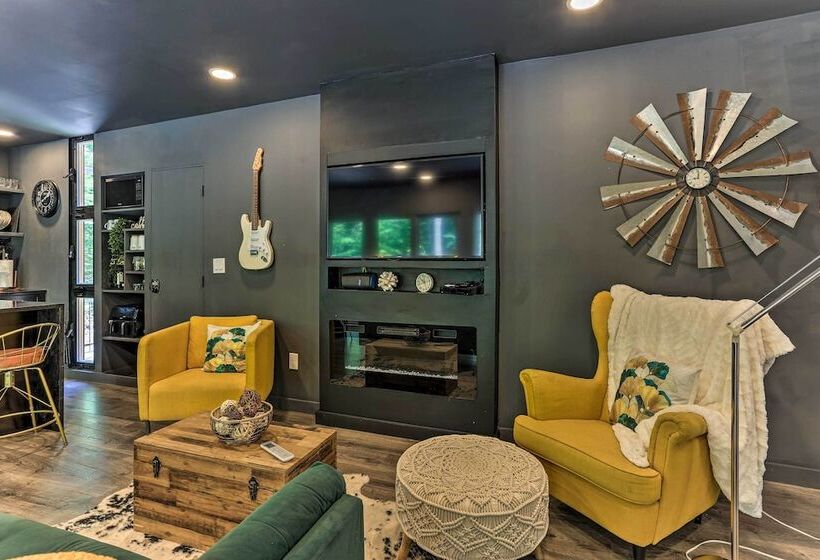 Luxe & Modern Container Home W/ Outdoor Spa!