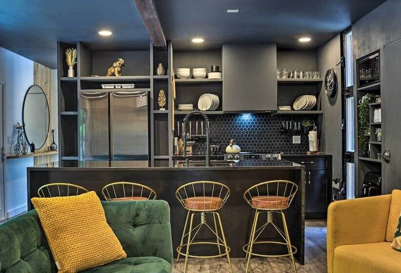 Luxe & Modern Container Home W/ Outdoor Spa!