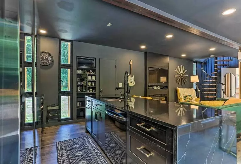 Luxe & Modern Container Home W/ Outdoor Spa!