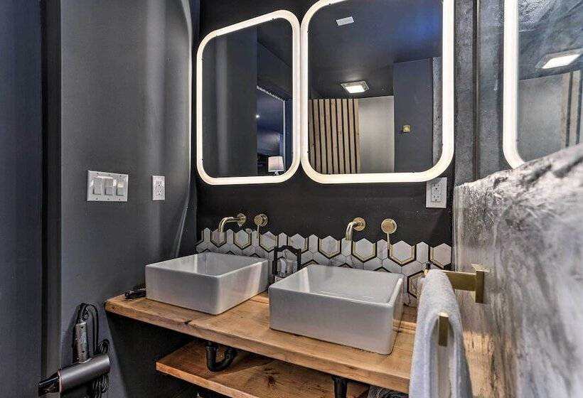 Luxe & Modern Container Home W/ Outdoor Spa!