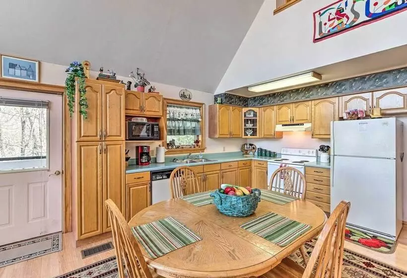 Family Friendly Murphy Cabin W/ Deck & Fire Pit!