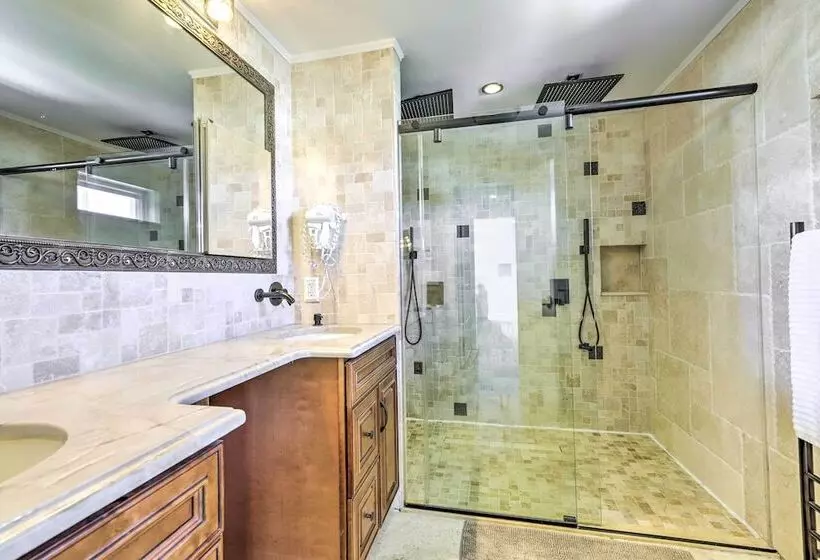 New Haven Gem W/ Private Pool, Walk To Beach!