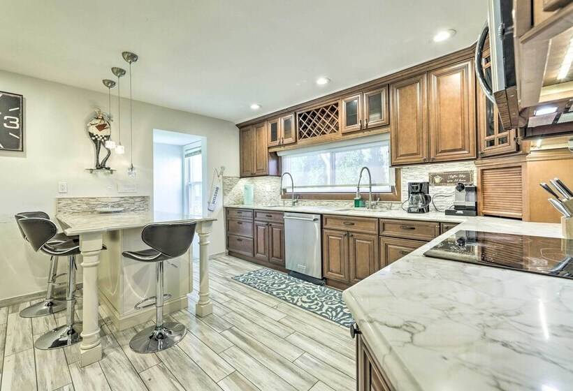 New Haven Gem W/ Private Pool, Walk To Beach!