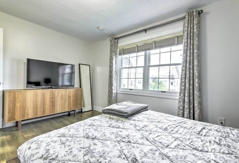 New Haven Gem W/ Private Pool, Walk To Beach!