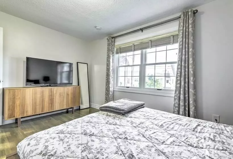 New Haven Gem W/ Private Pool, Walk To Beach!