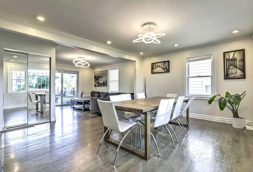 New Haven Gem W/ Private Pool, Walk To Beach!