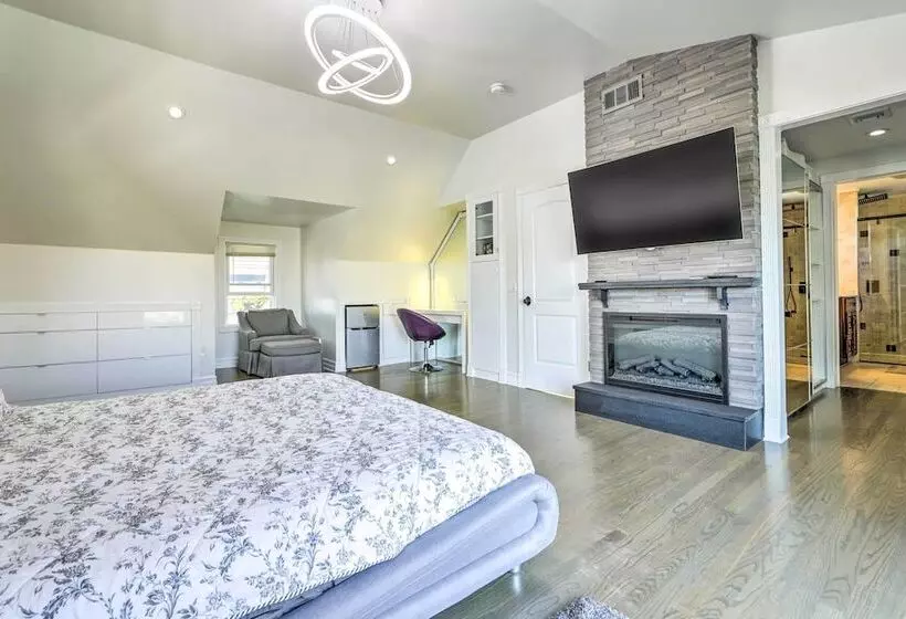 New Haven Gem W/ Private Pool, Walk To Beach!