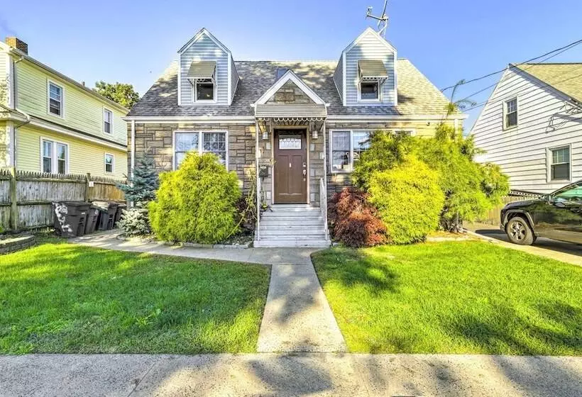 New Haven Gem W/ Private Pool, Walk To Beach!