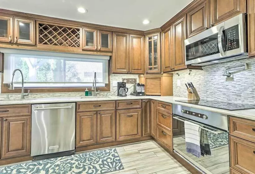 New Haven Gem W/ Private Pool, Walk To Beach!