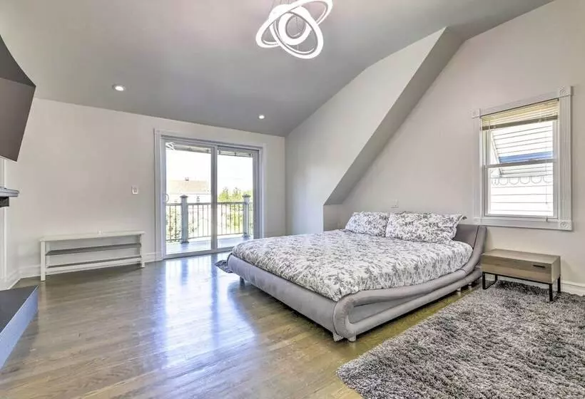 New Haven Gem W/ Private Pool, Walk To Beach!