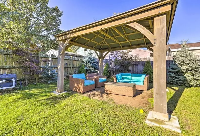 New Haven Gem W/ Private Pool, Walk To Beach!