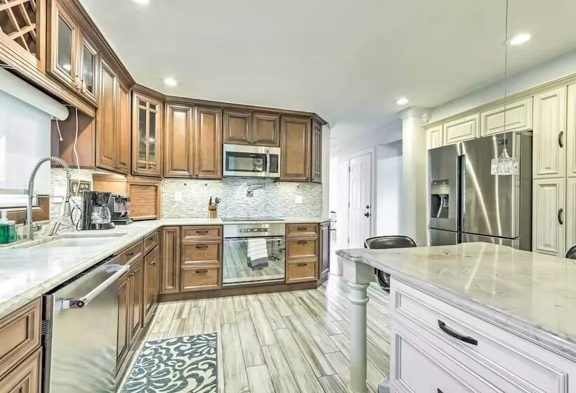 New Haven Gem W/ Private Pool, Walk To Beach!