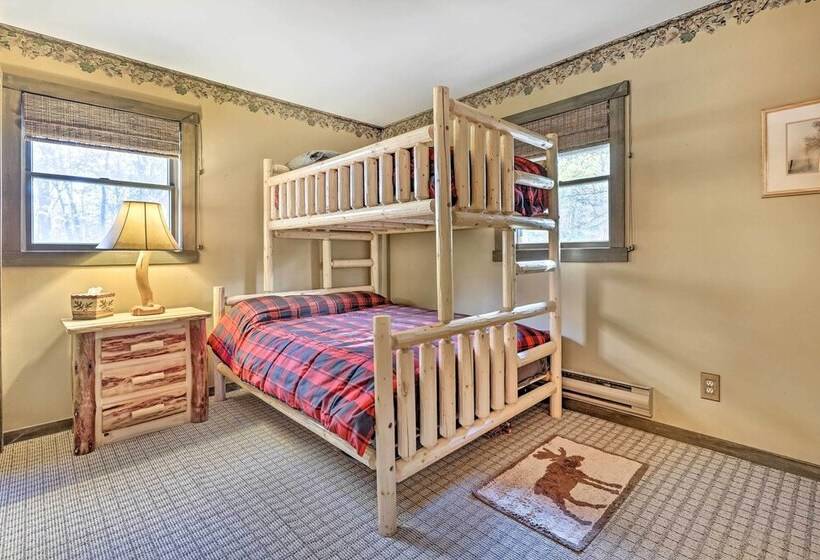 Secluded Cresco Cabin W/ Deck + Forest Views!