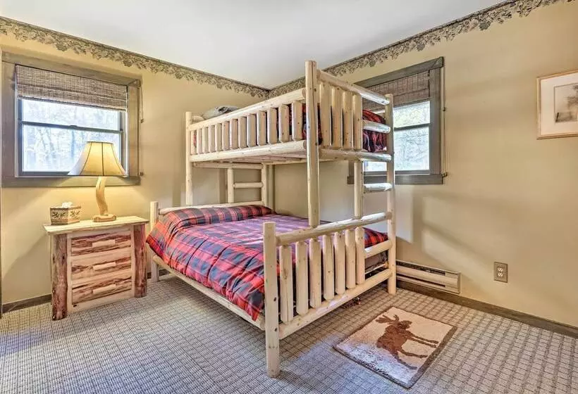 Secluded Cresco Cabin W/ Deck + Forest Views!