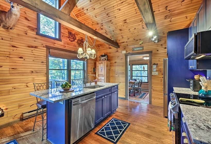 Secluded Cresco Cabin W/ Deck + Forest Views!