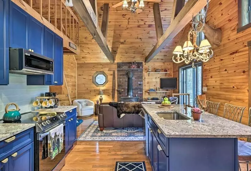 Secluded Cresco Cabin W/ Deck + Forest Views!