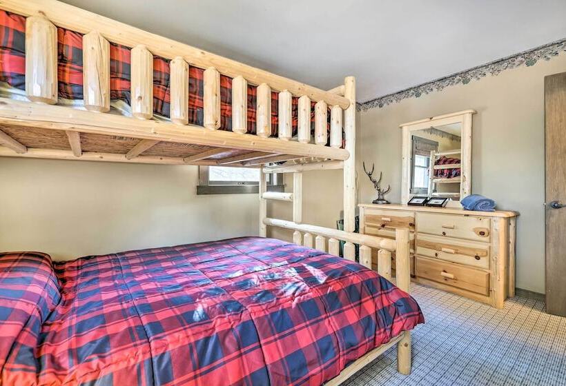 Secluded Cresco Cabin W/ Deck + Forest Views!