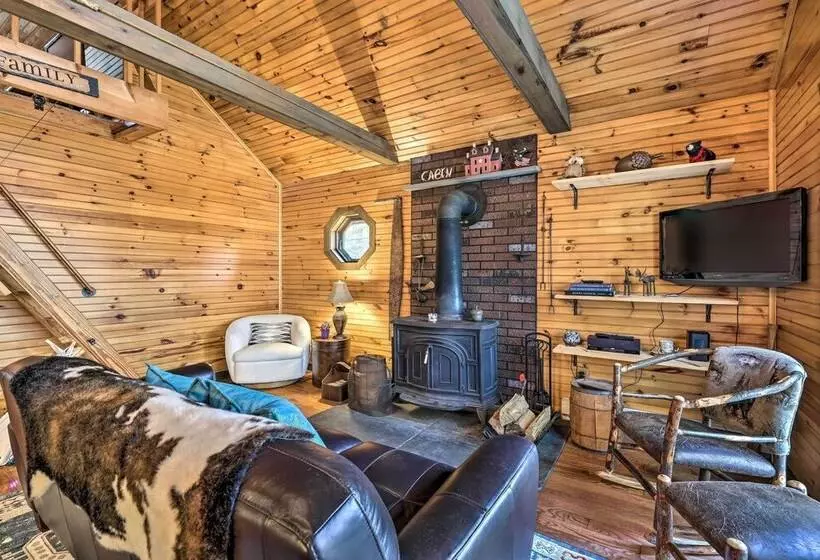 Secluded Cresco Cabin W/ Deck + Forest Views!