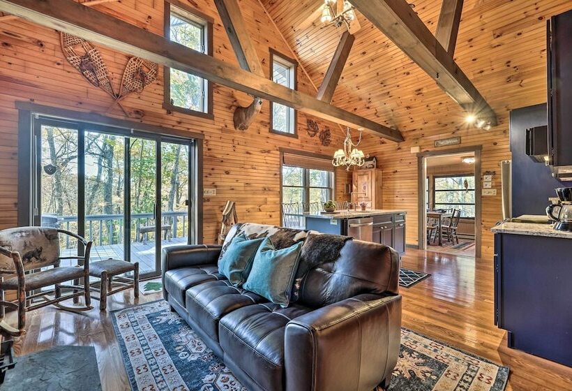 Secluded Cresco Cabin W/ Deck + Forest Views!