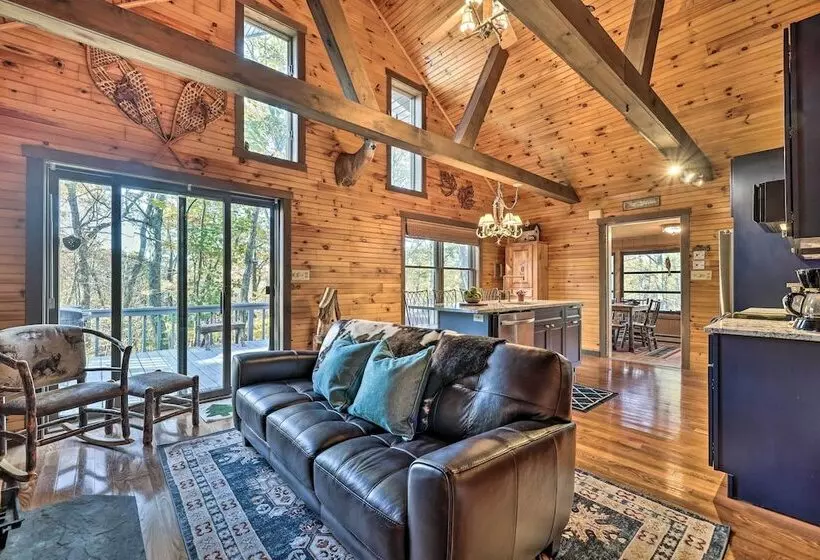 Secluded Cresco Cabin W/ Deck + Forest Views!